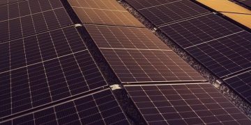 solar panel cleaning tips for homeowners