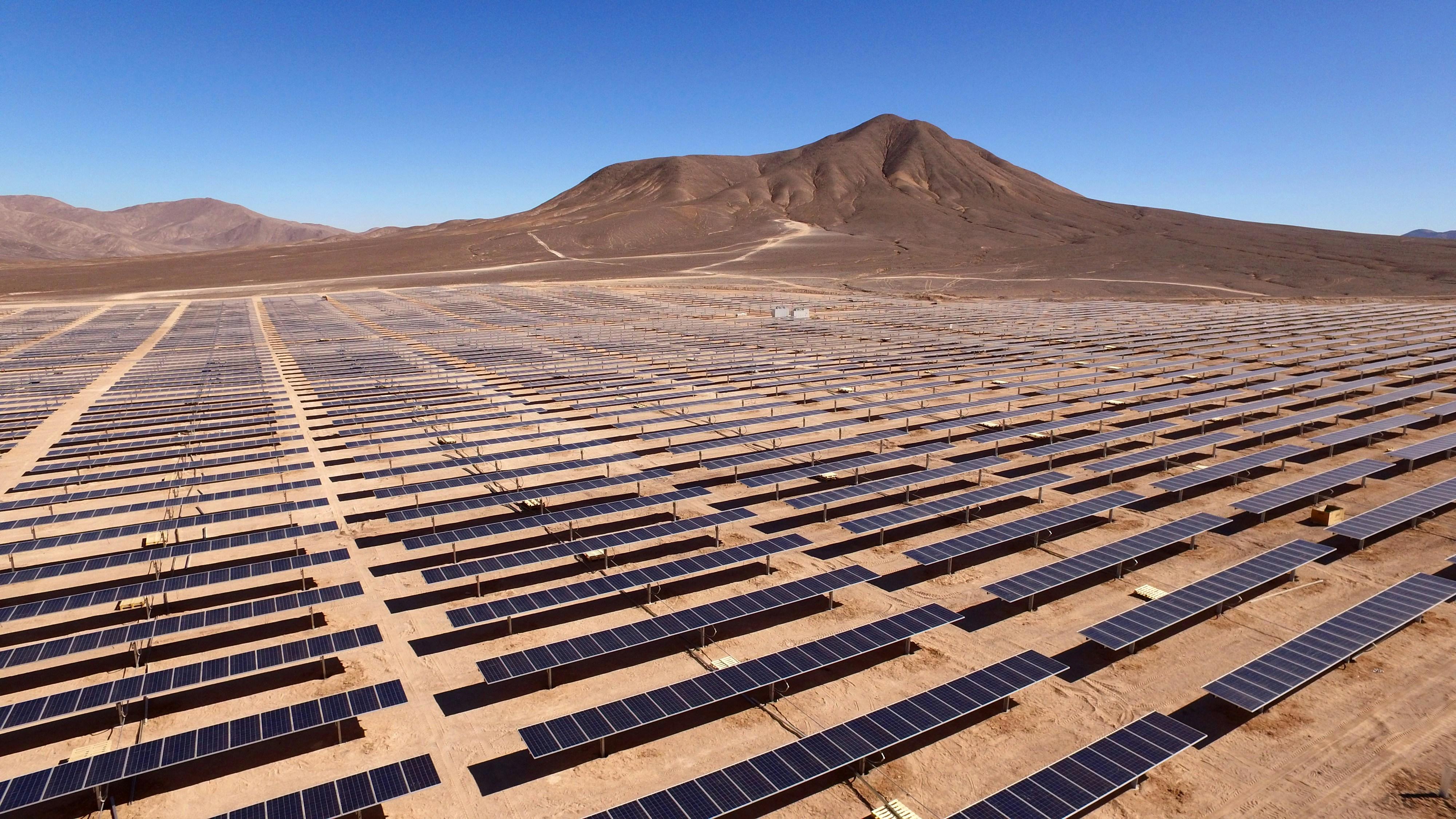 Designing for Efficiency: The Role of AI and Machine Learning in Solar Farms